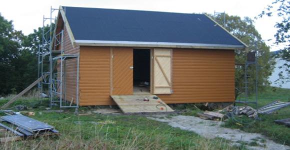 Kjellerbua 24. sept 2011. Dobbelt d�r og rampe er kommet p� plass.